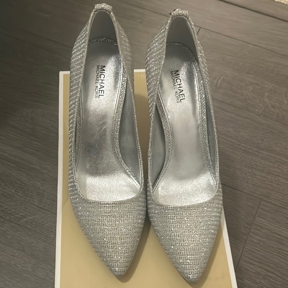 Michael Kors Silver Women's Shoes
Excellent condition πππππ - Picture 1 of 6
